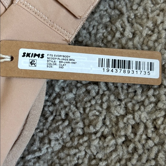 SKIMS Fits Everybody T-Shirt Bra in the color Sand- Seamless Nude Bra- 36D - Picture 4 of 4
